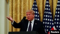 美国总统特朗普在华盛顿白宫东厅讨论一项旨在帮助防止美国退伍军人和其他美国人自杀的行政计划时发表讲话（2020年6月17日）。