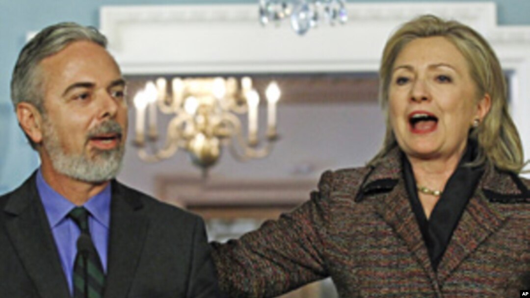 US Secretary of State Hillary Clinton (r) and Brazil's Foreign Minister Antonio Patriota at the State Department in Washington, February 23, 2011