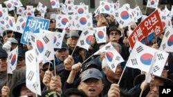  တောင်ကိုရီးယား သမ္မတ Park Geun-hye ရာထူးကနေ နုတ်ထွက်ပေးဖို့ ၄ ပတ်မြောက် ဆန္ဒပြတောင်းဆိုနေကြစဉ် Nov. 17, 2016.