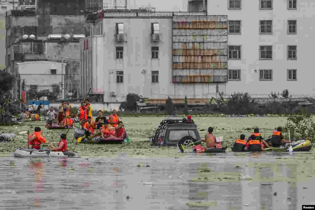 2018年9月1日，中国广东省汕头市的一个村庄遭遇暴雨，救援人员在被洪水淹没的街道上用船疏散被困居民。