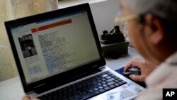 چین کے ایک شہر لیوزو میں لیو کشین ایک طالب علم کے لیے معاوضے پر مقالہ لکھ رہے ہیں۔ امریکہ کے طالب علموں اور پروفیسروں میں رقم دے کر آن لائن پیپر اور مقالے لکھوانے کا رواج عام ہے۔ 