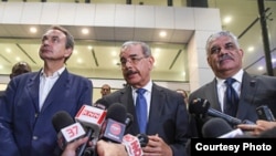 Danilo Medina (c) presidente de República Dominicana, habla con la prensa acompañado de su canciller, Miguel Vargas (d) y del ex presidente del Gobierno español José Luis Rodríguez Zapatero (i), uno de los mediadores en el diálogo que promueve la Unión de Naciones Suramericanas (Unasur) en Venezuela. Jueves 14 de septiembre de 2017, Santo Domingo, República Dominicana. Foto: Cancillería República Dominicana.