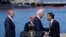 Perdana Menteri Inggris Rishi Sunak menjabat tangan presiden AS Joe Biden dalam konferensi pers bersama Perdana Menteri Australia Anthony Albanese di San Diego, pada 13 Maret 2023. (Foto: AP/Evan Vucci)