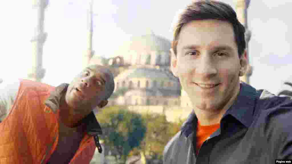 Os desportistas Kobe Bryant e Messi fizeram um anúncio publicitário que promovia uma companhia área, contudo o que ficou na memória foi a quantidade de "selfies" e os melhores cenários escolhidos para as mesmas.