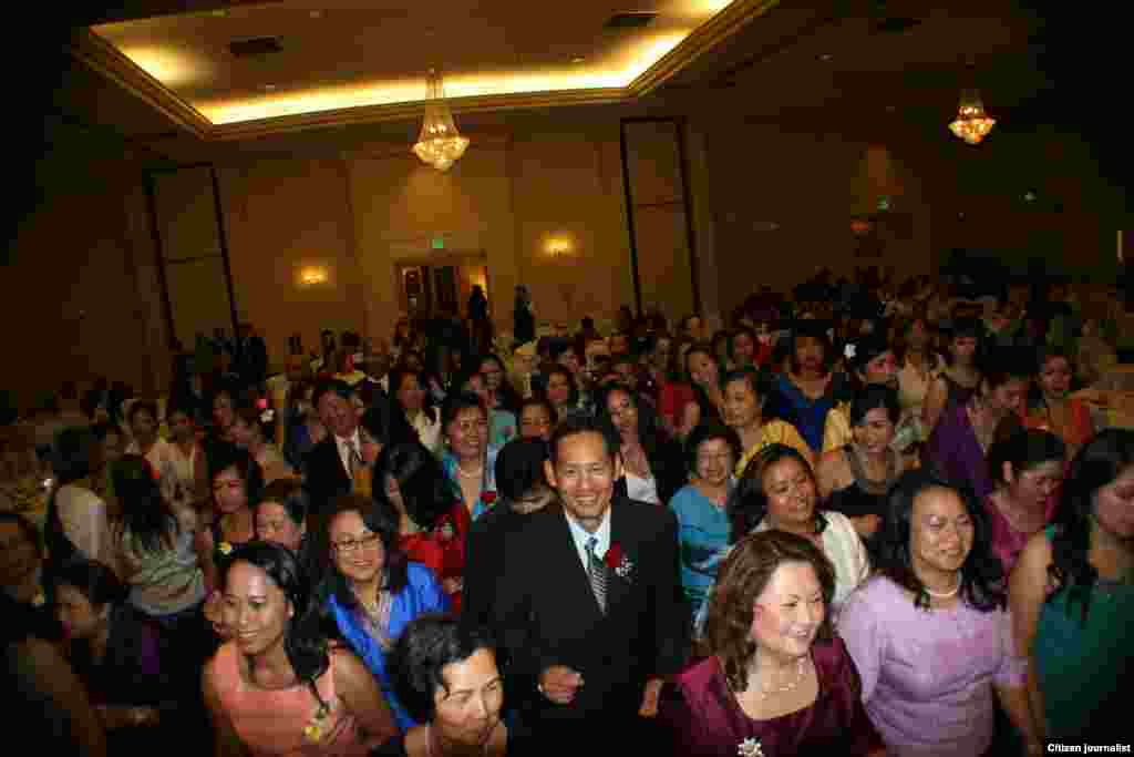 ບັນດາສະມາຊິກ ຄອບຄົວ ປະຖັມມະວົງ ແລະຍາດມິດ ກໍາລັງ ລ້າຍລໍາກັນຢ່າງມ່ວນຊື່ນ