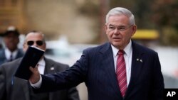 El senador demócrata por Nueva Jersey, Bob Menéndez, saluda a periodistas antes de entrar a la corte federal en Newark, N.J. Nov. 16, 2017.