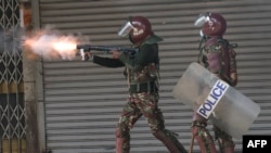 La police anti-émeute kenyane tirant une bombe lacrymogène lors d'une manifestation anti-gouvernementale dans le centre de Nairobi, le 2 juillet 2024. (AFP / SIMON MAINA)