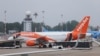 FILE: Sebuah pesawat Easyjet ditarik di Bandara Linate di Milan, Italia, 2 Mei 2024. (Claudia Greco/REUTERS)