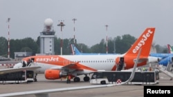 FILE: Sebuah pesawat Easyjet ditarik di Bandara Linate di Milan, Italia, 2 Mei 2024. (Claudia Greco/REUTERS)