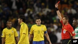 Cartão vermelho para Kaká, no Mundial de Futebol na África do Sul, que correu muito mal ao Brasil.