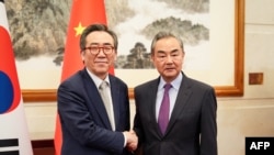 中国外交部长王毅周一(2024年5月13日)会见到访的韩国外交部长赵兑烈。（韩国外交部照片）