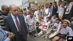 United Nations human rights investigator Hanny Megally, left, visits anti-government protesters, who were wounded in clashes with Yemeni security forces, in Taiz, Yemen, June 30, 2011.