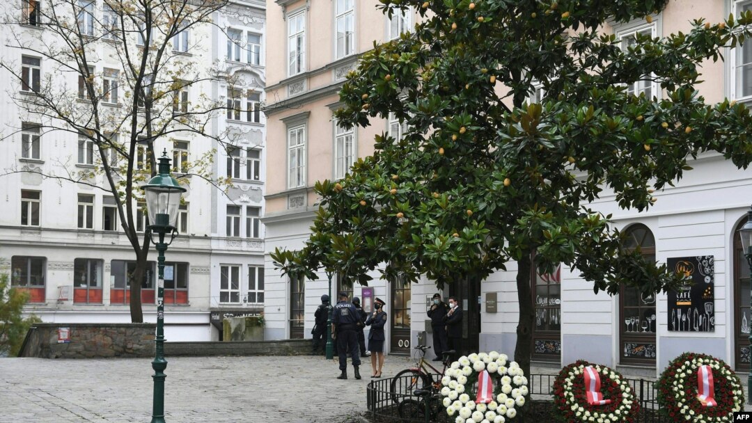 Ofrendas florales en Viena honran a las víctimas del ataque terrorista cometido el 2 de noviembre de 2020 por un simpatizante del grupo Estado Islámico.