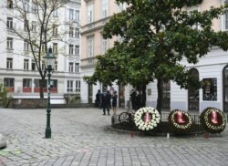 La policía resguarda el lugar donde un ataque terrorista dejó cuatro muertos el lunes en el centro de Viena. Coronas de flores honran a las víctimas. Noviembre 3 de 2020.