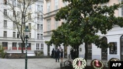 Ofrendas florales en Viena honran a las víctimas del ataque terrorista cometido el 2 de noviembre de 2020 por un simpatizante del grupo Estado Islámico.