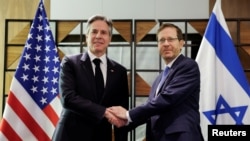 Menteri Luar Negeri AS Antony Blinken (kiri) bertemu dengan Presiden Israel Isaac Herzog di Tel Aviv, pada 9 Januari 2024. (Foto: Reuters/Evelyn Hockstein)