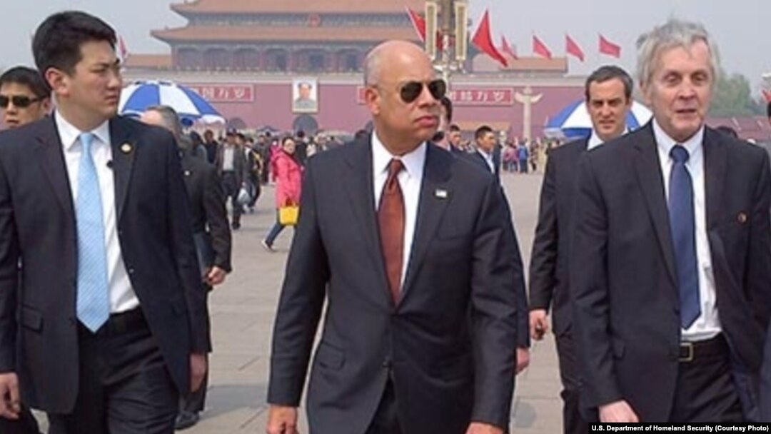 Menteri Keamanan Dalam Negeri Amerika Serikat, Jeh Johnson (berkacamata hitam) di Tiananmen Square, Beijing, China, 10 April 2015 (Photo courtesy of U.S. Department of Homeland Security) 