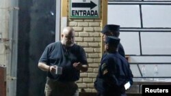 لحظه بازداشت پاراگوایو کوباس، کاندیدایی که در انتخابات ریاست‌جمهوری هفته گذشته سوم شد.