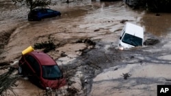 Vehículos son arrastrados por el agua luego de inundaciones en Alora, Málaga, en España, el 29 de octubre de 2024. (AP)