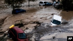 Sejumlah mobil terseret arus menyusul banjir yang diawali dengan hujan deras menghantam wilayah Alora, di Malaga, Spanyol, pada 29 Oktober 2024. (Foto: AP/Gregorio Marrero)