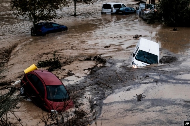 Voda odnosi automobile, nakon što su poplave koje su prethodile obilnim kišama dovele do izlivanja reke iz korita u gradu Alora u Malagi, Španija, 29. oktobar, 2024. (Foto: AP/Gregorio Marrero)