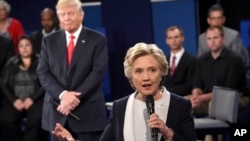 Trump dijo quejó que los dos moderadores del debate presionaron suficientemente a Clinton sobre el asunto de los correos electrónicos.