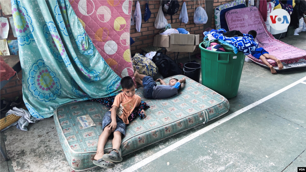 Resguardados de las altas temperaturas, que en las &#250;ltimas semanas han llegado hasta los 96 grados Farenheit, los migrantes venezolanos siguen con la esperanza de retornar pronto a sus hogares y retomar su vida.