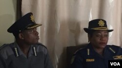 Amapholisa athi akumelanga abantu bedabule ama posters abancintisa kukhetho lonyaka.