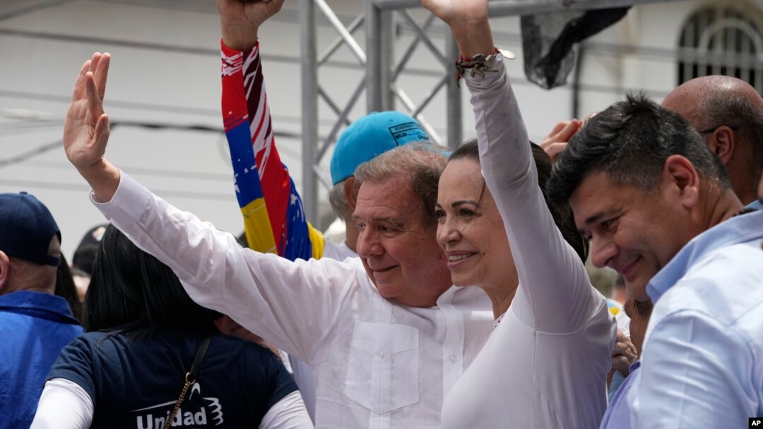 El candidato presidencial, Edmundo González y la líder opositora, María Corina Machado durante un mitin. 