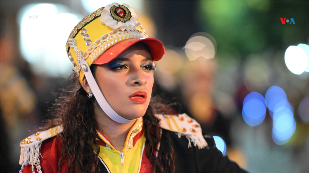 Estudiantes de secundaria actúan en un desfile durante las celebraciones del 203 aniversario de la independencia de Guatemala, en Ciudad de Guatemala.