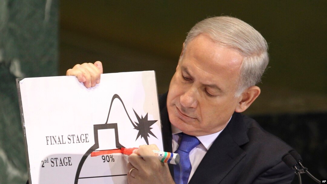 Perdana Menteri Israel Benjamin Netanyahu menunjukkan kekhawatiran akan program nuklir Iran dengan ilustrasi. (Foto: Dok)