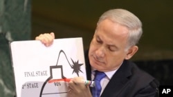 Perdana Menteri Israel Benjamin Netanyahu menunjukkan kekhawatiran akan program nuklir Iran dengan ilustrasi. (Foto: Dok)