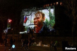 Gambar pemimpin oposisi Rusia Alexey Navalny diproyeksikan di Kedutaan Besar Rusia di London, Inggris, 16 Februari 2024. (Foto: REUTERS/Peter Nicholls)