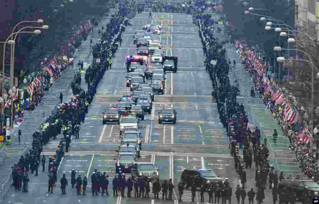 President Barack Obama and President-elect Donald Trump's motorcade drives down Pennsylvania Avenue for the 58th Presidential Inauguration at the U.S. Capitol in Washington, Jan. 20, 2017.