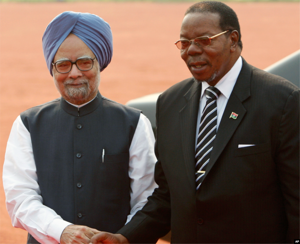 Indian Prime Minister Manmohan Singh, left, shakes hands with President of Malawi Bingu wa Mutharika, right, before a ceremonial reception at the Rashtrapati Bhawan, or Presidential Palace, in New Delhi, India, November 3, 2010. (AP)