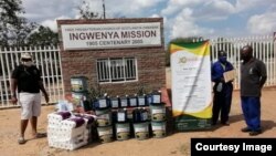 Umphathi wesikolo seJohn Tallach labamele iZimbabwe Christian Alliance labanye babuka impahla yokunceda abantwana abalomkhuhlane weCOVID-19. (Photo: Zimbabwe Christian Alliance)