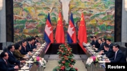 Cambodia's Prime Minister Hun Sen (2nd L) and China's President Xi Jinping (R) attend a meeting at Xijiao Hotel in Shanghai May 18, 2014. 