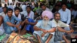 Des militants de la secte Dera Sacha Sauda idevant la cour de Justice à Panchkula, Inde, le 24 août 2017. 