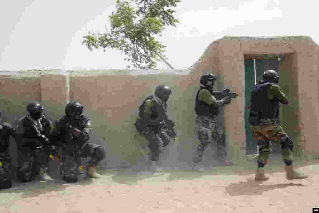 Les forces spéciales nigérianes participent à un exercice de libération d&#39;otages à Mao, Tchad, samedi 7 mars 2015.