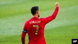 Pemain Portugal Cristiano Ronaldo melakukan selebrasi usai mencetak gol kedua timnya dalam pertandingan persahabatan internasional antara Portugal dan Israel di stadion Alvalade di Lisbon, Rabu, 9 Juni 2021. (Foto: AP/Armando Franca)