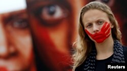 Una activista brasileña protesta contra la violencia. El mundo es menos pacífico en 2016.