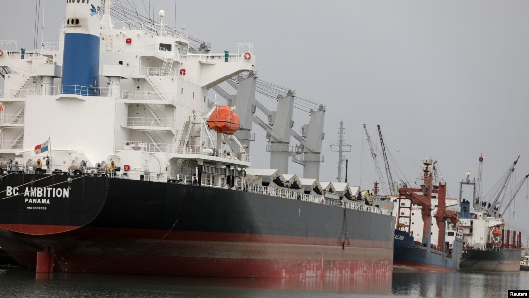 ARCHIVO - Imagen muestra a barcos atracados en el puerto de Hodeidah, en el Mar Rojo, Yemen, el 31 de julio de 2024. 