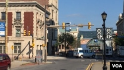 White working-class voters in Scranton, Pennsylvania, lean toward Republican candidate Donald Trump, but rival Hillary Clinton’s roots in the area give her a boost. (A. Pande/VOA)