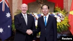 Toàn quyền Úc Peter Cosgrove (trái) bắt tay Chủ tịch nước Việt Nam Trần Đại Quang tại Phủ Chủ tịch ở Hà Nội hôm 24/5. Hai nhà lãnh đạo khẳng định "phối hợp lập trường trên Biển Đông." (Luong Thai Linh/Pool via REUTERS)