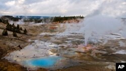 Debido a la alta acidez y temperatura del agua termal de Norris Geyser, el cadáver del joven prácticamente se desintegró.