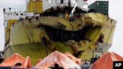 Brojni čamci za spasavanje oko teretnog broda koji se sudario sa putničkim brodom 