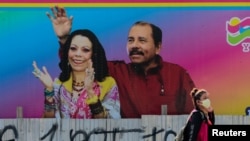 Un mural en Managua, Nicaragua, muestra una foto del presidente Daniel Ortega y su esposa Rosario Murillo en marzo de 2020.