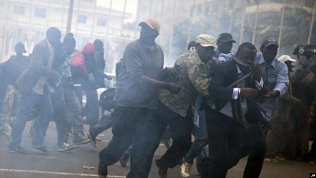 Para contornar as sucessivas manifestações da oposição o governo senegalês proibiu a realização de protestos na baixa de Dacar