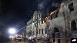 Oštećena stambena zgrada u Harkovu (Kharkiv Regional Administration via AP)