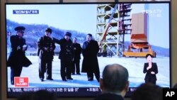 지난해 12월 한국 서울역에서 북한의 미사일 발사 관련 뉴스가 나오고 있다.